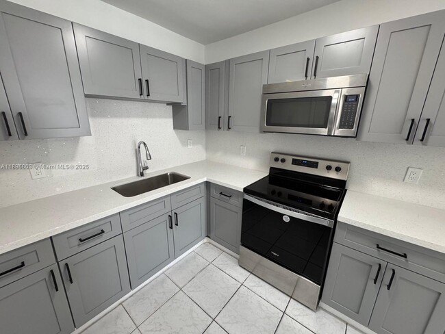 Building Photo - 821 Curtiss Dr