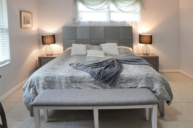 Building Photo - 821 SW 13th Ct