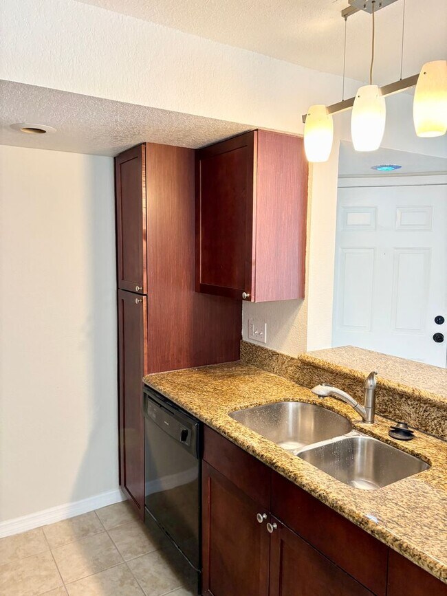Building Photo - Modern comfort in Prime Orlando location –...