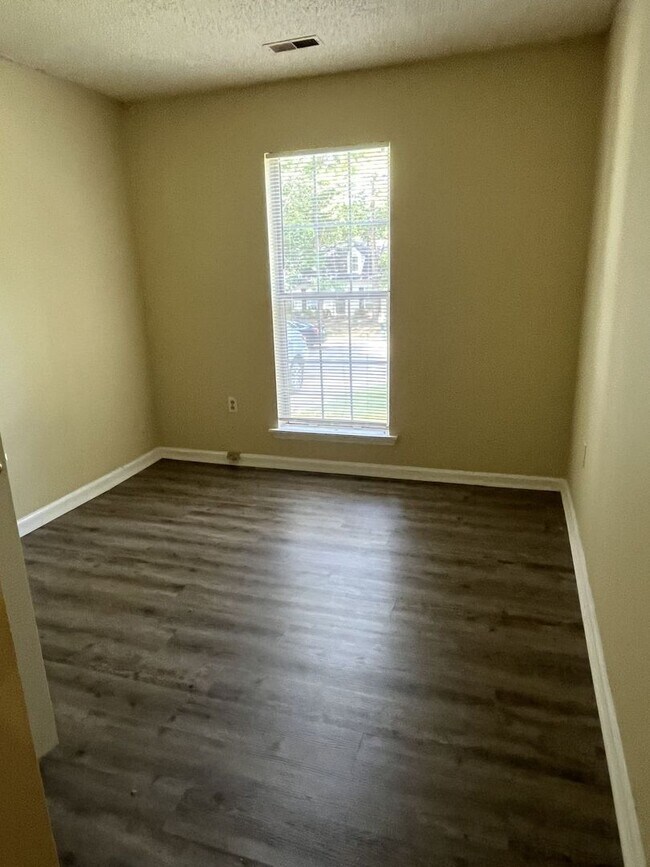 Building Photo - Cute 3 Bed, 2 Bath Ranch Home off East W.T...