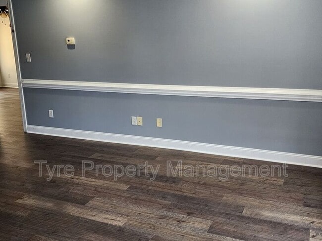 Building Photo - 320 S Square Dr