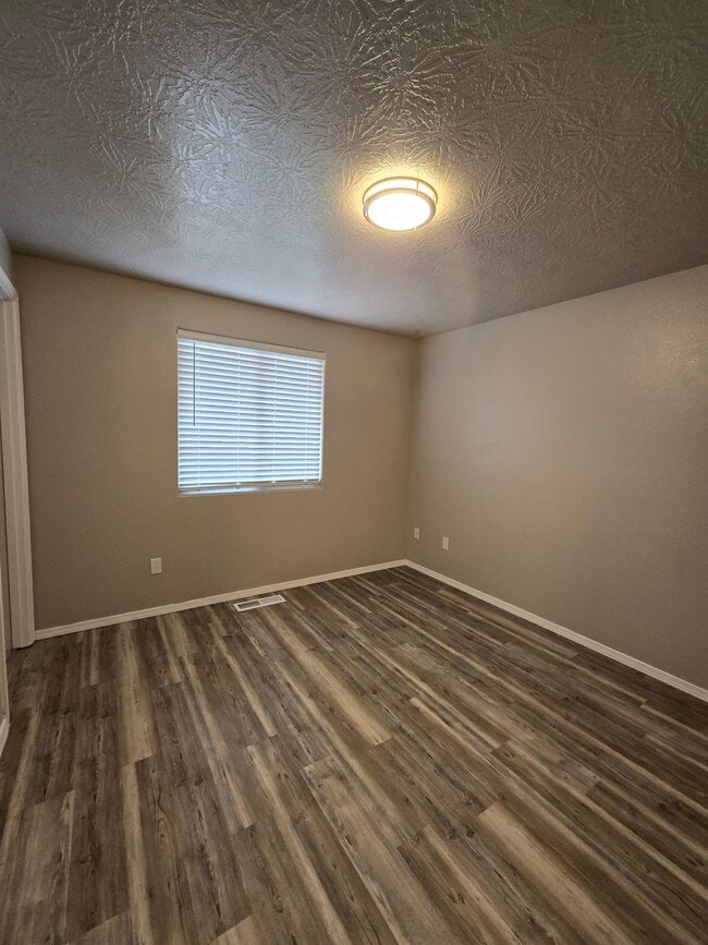 Building Photo - Pet Friendly, Single Level 3bed : 2bath Ho...