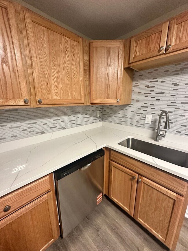 Building Photo - Newly renovated house for lease!