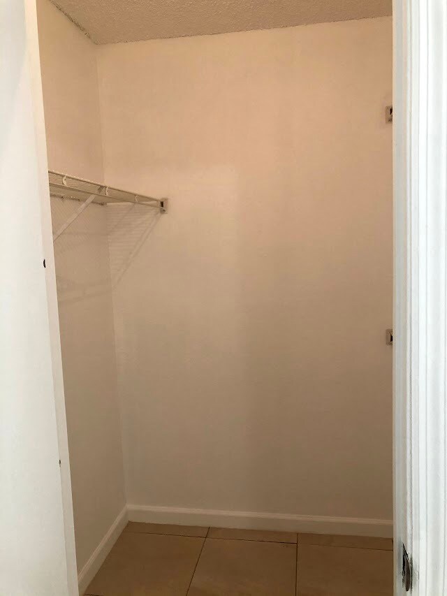 Walking closet - 3380 Pinewalk Dr N