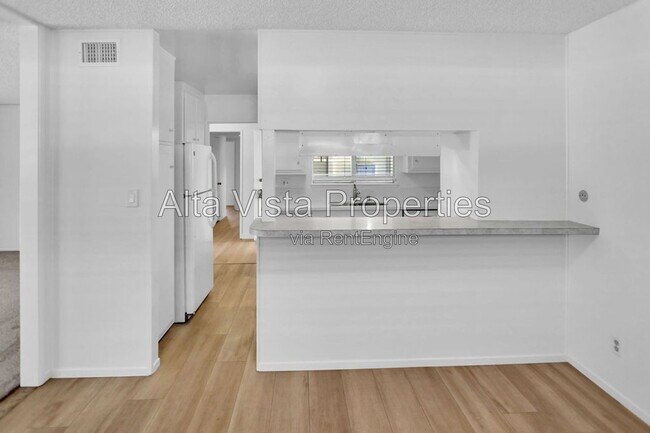 Building Photo - 5633 Scripps St