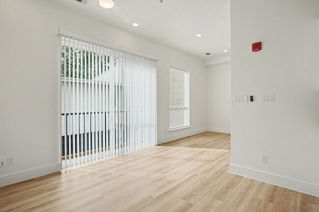 Building Photo - 2217 N Fitzhugh Ave