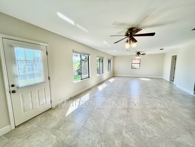 Building Photo - 5008 S Shore Dr