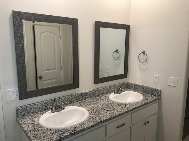 Building Photo - 2424 Alta Vista Ln