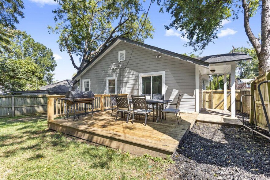 Building Photo - 822 Parkwood Ave