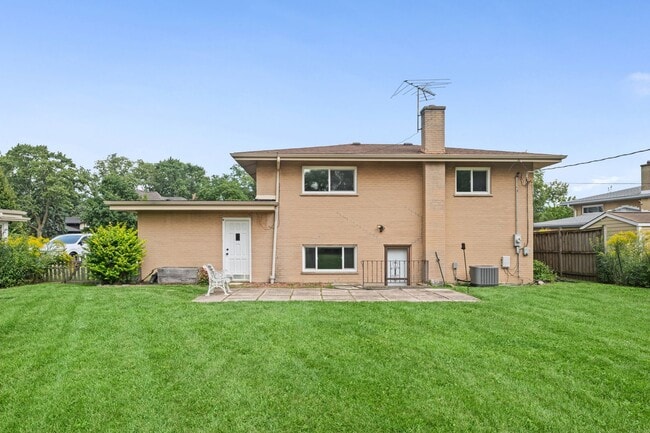 Building Photo - 230 Greenfield Dr