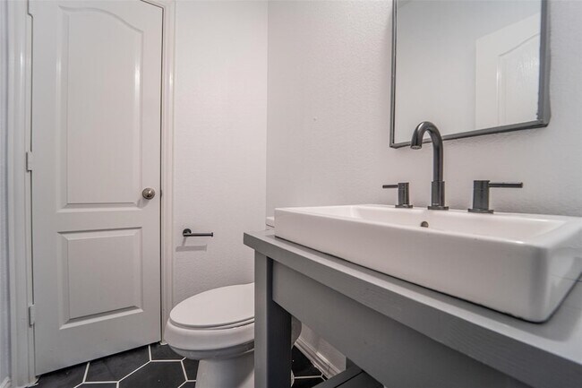 Building Photo - 2741 Sunlight Dr