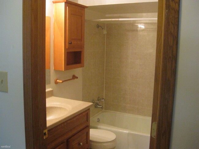 Building Photo - 2 br, 1 bath Apartment - 1940 NW 82nd St 1