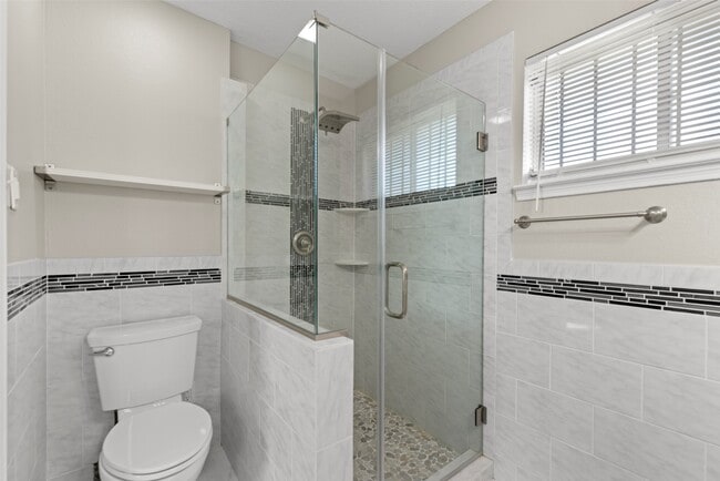 Building Photo - 8818 Edgemoor Dr