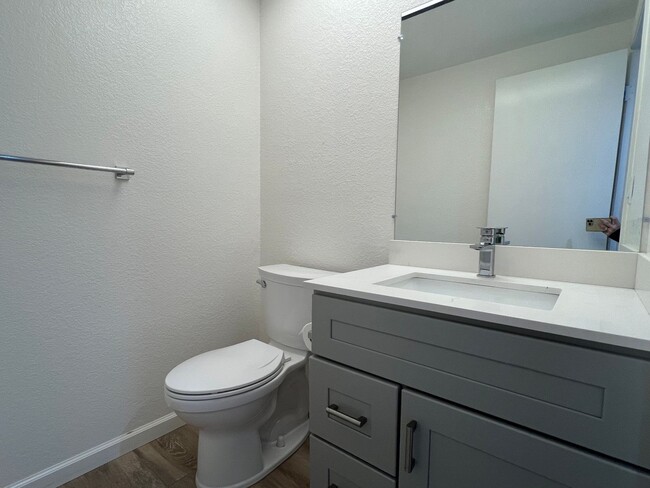 Building Photo - Bright & Spacious 3 Bedroom 2.5 Bath Duet ...