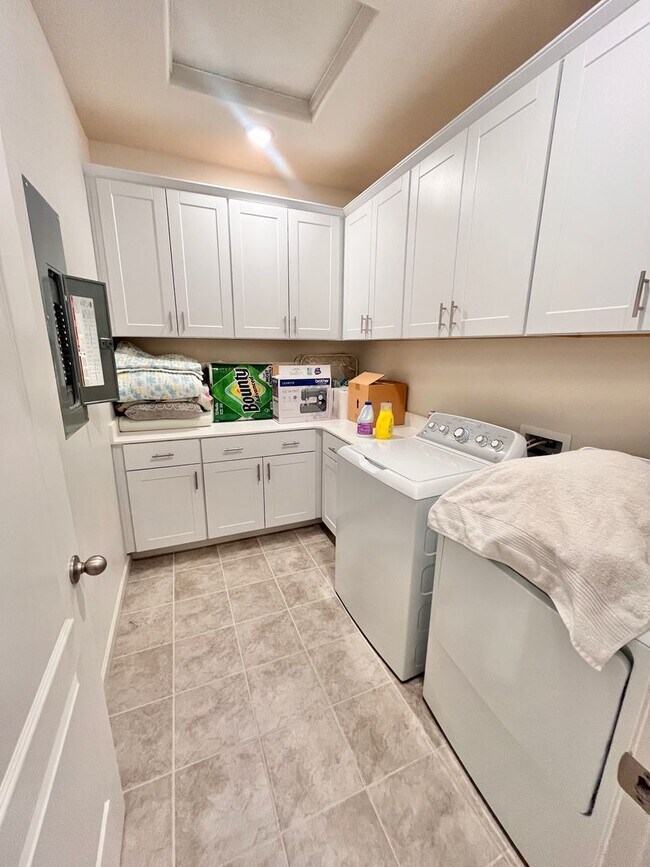 Building Photo - Stunning 5-bedroom, 3-bathroom residence with Solar!