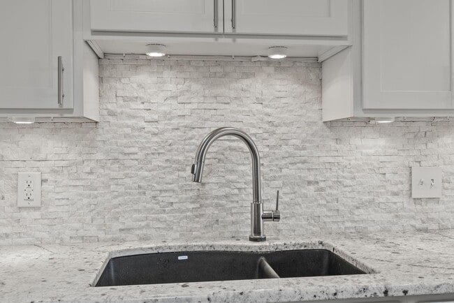 Building Photo - 236 Chippendale Cir