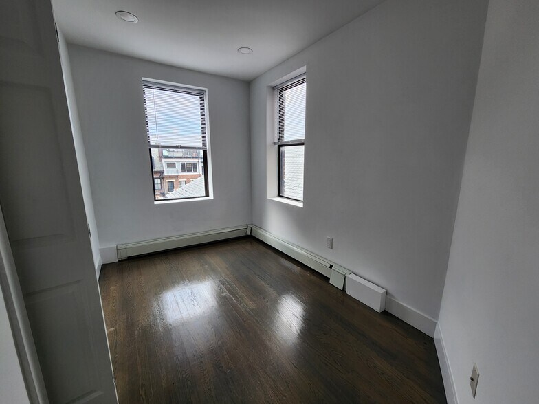 Building Photo - 47 Joy St