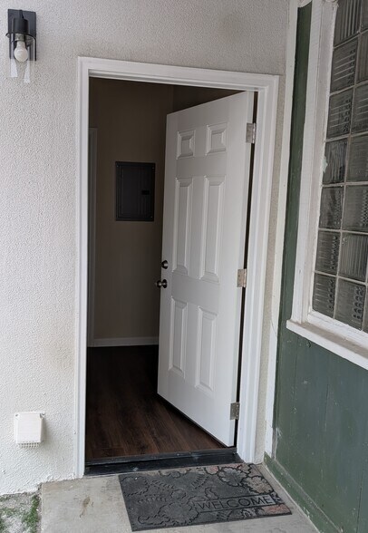 Building Photo - 702 S Pine St