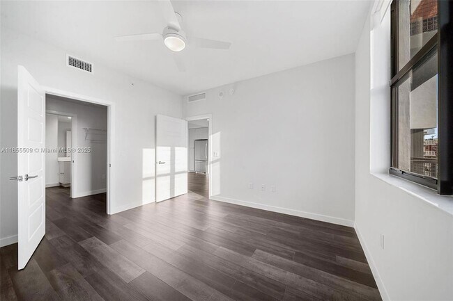 Building Photo - 555 NE 8th St