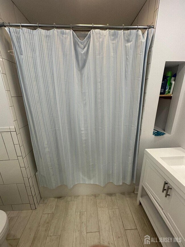 Building Photo - 111 Bayview Dr