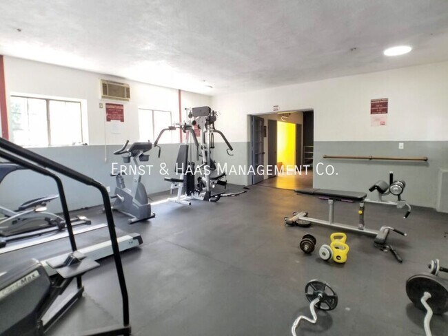 Building Photo - 730 W 4th St