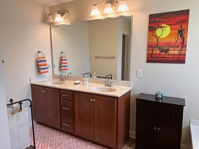 Building Photo - 4 Bedroom, 2.5 bath home in Mimosa Bay Com...
