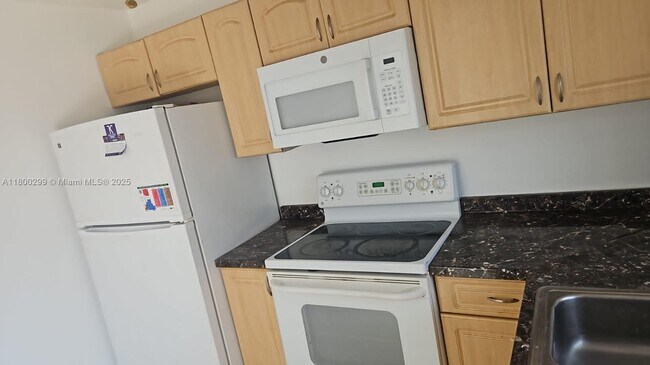 Building Photo - 5300 NW 18th Ct
