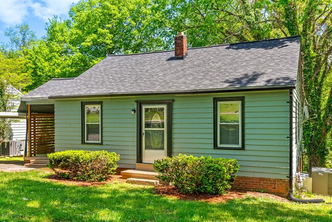 Building Photo - 2 Bedroom Home For Rent Near Madison Street!
