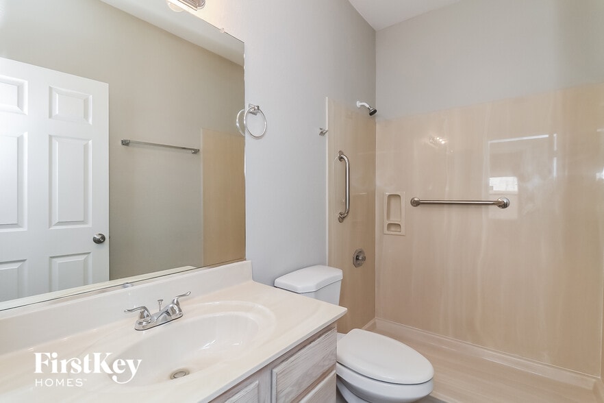 Building Photo - 1214 E Grovers Ave