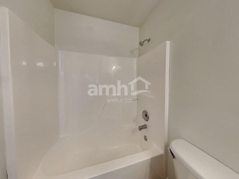 Building Photo - 127 Bathurst Ln