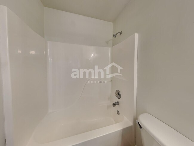 Building Photo - 127 Bathurst Ln