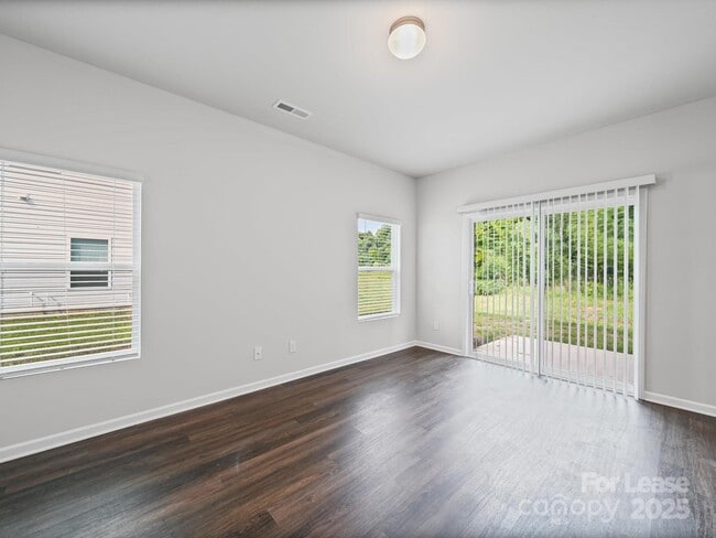 Building Photo - 914 S Battleground Ave