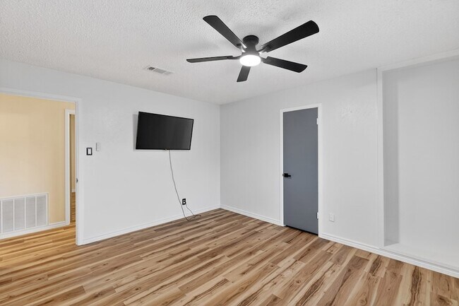 Building Photo - 2821 Metz Dr