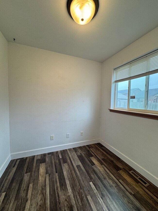 Building Photo - HUGE PET FRIENDLY Rental