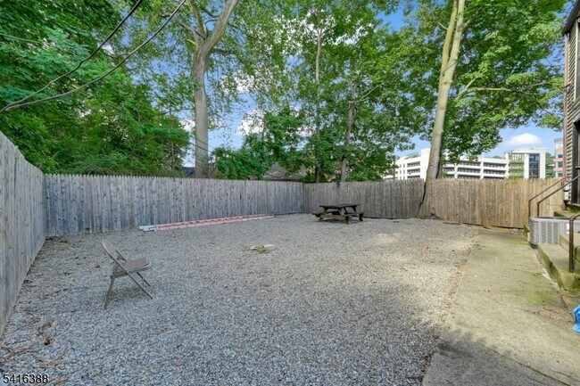 Building Photo - 38 Morris St