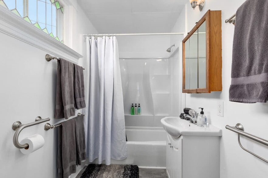 Building Photo - 1059 Watson St SW