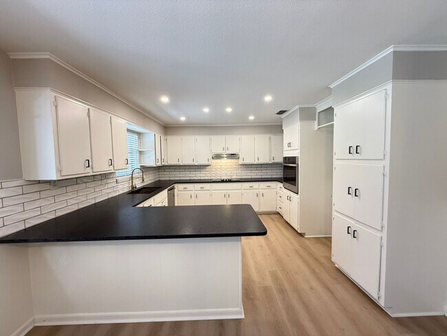 Building Photo - Available-Remodeled 3/2 with 4-Car Garage!