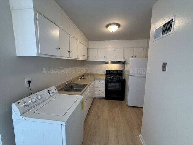 Building Photo - 809 Denton Cir