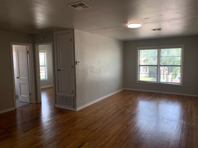 Building Photo - One Bedroom in Plaza District-$500 Off in ...