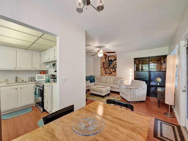 Building Photo - Beautiful fully furnished 2 bedroom 1.5 bath.