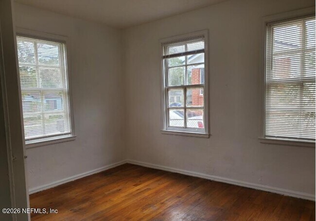 Building Photo - 905 Ethan Allen St