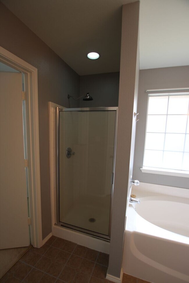 Building Photo - Beautiful 4 bedroom 2 bath home in Flint!