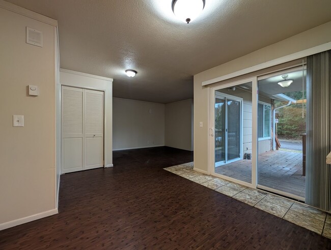 Building Photo - Great 3-Bedroom, 1-Bath Duplex In The Frie...