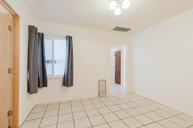 Building Photo - 3 Bedroom 2 Bathroom