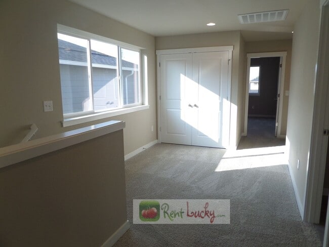 Building Photo - GORGEOUS!! Newer 3 Bedroom Home w/2-Car Ga...