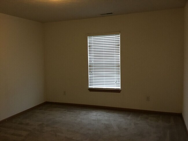 Building Photo - 2400 Hopkins Dr