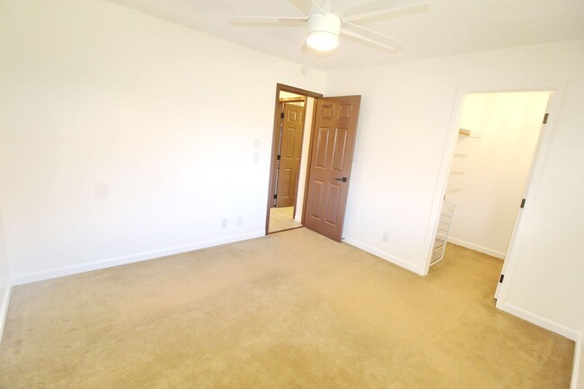Building Photo - Highly Desirable Maui Gardens Unit Availab...