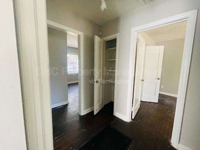 Building Photo - 3210 Delowe Dr