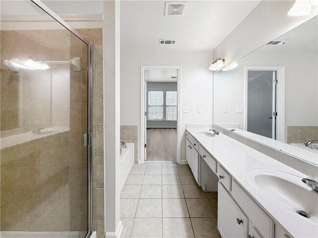 Building Photo - 2425 Fairlie Dr
