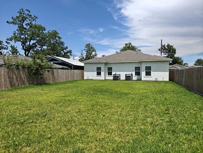 Building Photo - 4124 Vaughn St